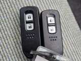 便利なスマートキー付き。キーを取り出さずにドアの施錠・解錠やエンジン始動が可能です。