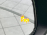 【ブラインドスポットモニター】走行中、ドアミラーの死角になりやすい箇所に後続車が接近するとサイドミラーのレンズに警告を表示!ドライバーに注意喚起をしてくれます。