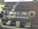 【オートエアコン】一度お好みの温度に設定すれば、車内の温度を検知し風量や温度を自動で調整。暑い&hellip;寒い&hellip;と何度もスイッチ操作をする必要はありません。快適な車内空間には必須の機能ですね♪
