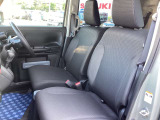 乗り降りしやすい形状のフロントシートです。運転席と助手席にシートヒーターが付いています。