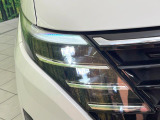 【LEDヘッドライト】悪天候や夜間走行時も良好な視界を確保し安心して運転できる高輝度LEDヘッドライトを装備!点灯速度が早く、消費電力も抑えられています。