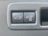 【パワーバックドア】スマートキーや運転席のボタンを押すだけでリアゲートが自動で開閉します!荷物を持っている時や、高い位置にあるバックドアを閉める際に便利な機能です♪