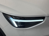 【LEDヘッドライト】明るく眩しいハイビームを先行車や対向車に照射しないオートハイビームを備えたLEDヘッドライト。北欧神話に登場するトールハンマーをモチーフにした、一目でボルボとわかるデザイン。