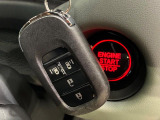 【Hondaスマートキー】カバンやポケットに入れたままでもドアの施錠・解錠が可能なスマートキーを装備。エンジンのオン・オフ時もカギを取り出す必要が無いからとっても便利です♪