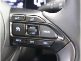 アダプティブクルーズコントロール機能付きです。走行中に先行車の様子を検知しながら、設定した車速の範囲内で先行車との距離のキープを支援します。詳細は販売店スタッフまでおたずねください。