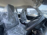 運転席の画像です。十分なスペースがあり、ゆったりした状態で運転していただけます♪