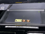 ワイヤレス充電機能で接続の手間いらず。スマートフォンなどをワイヤレスで充電可能です。