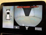 パノラミックビューモニターを装備。駐車場や交差点でクルマを真上から見るように周囲を確認できます。機能の詳細は販売店スタッフまでおたずねください。