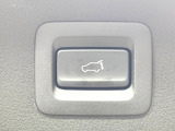 【パワーバックドア】スマートキーや運転席のボタンを押すだけでリアゲートが自動で開閉します!荷物を持っている時や、高い位置にあるバックドアを閉める際に便利な機能です♪