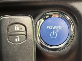 【スマートキー】カバンやポケットに入れたままでもドアの施錠・解錠が可能なスマートキーを装備。エンジンのオン・オフ時もカギを取り出す必要が無いからとっても便利です♪