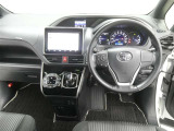 運転席からの視界はこんな感じです☆お気軽にご来店いただき、実際に座って是非お確かめください。ドライバーに寄り添う快適な操作フィールをもたらすステアリングです。