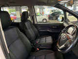 運転席の画像です。足元やシートまわりに余裕があり、リラックスした姿勢で運転が可能です。視界も良好で操作系へのアクセスもしやすく、快適で安心感のあるドライブをサポートします。