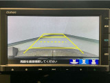 【バックカメラ】運転が苦手な方も車庫入れラクラクです!ギアをリバースに入れれば自動的に切り換わりますので、面倒な操作は不要です♪狭い駐車場もお車を傷つけず安心ですね!