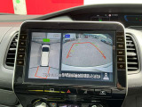 上空から見下ろしているかのような映像をディスプレイに映し出し、スムースな駐車をサポートします。画面は「トップビュー」のほか「サイドブラインドビュー」への切り換えが可能。ますます安心です