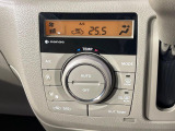 【オートエアコン】一度お好みの温度に設定すれば、車内の温度を検知し風量や温度を自動で調整。暑い&hellip;寒い&hellip;と何度もスイッチ操作をする必要はありません。快適な車内空間には必須の機能ですね♪