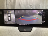 狭い場所での駐車やすれ違いなどでより的確な運転操作に役立つ360&deg;ビューモニターが装備されています。