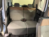 【後席】大人が足を組んでもくつろげるほどの広さ!後席スライド量もたっぷりで、運転席に近づけると、お子さまのケアもラクラク♪