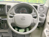 インテリアに合わせたデザインのステアリングは、運転される方のことも考え、運転しやすい形状、大きさです。是非一度、実際に触ってお確かめください。