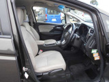 体が沈み込まないちょうどいい固さのシートなので、長時間の運転も疲れづらいんですよ♪足元もすっきりと広いです!