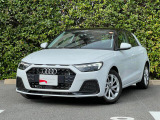 Audiデザインの特徴であるシングルフレームグリルが存在感を主張します。