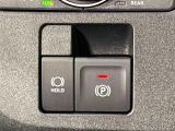 指先だけで簡単に操作が可能な電動パーキングブレーキを採用。「HOLD」スイッチを押すと、渋滞や信号待ちなどでブレーキペダルから足を離しても、ブレーキを保持するので安心です