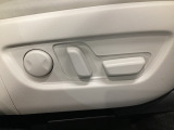 運転席にはパワーシートを装備!シート位置を記憶するメモリー機能付きなのでご夫婦で2名分セットすると便利です♪