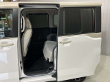 【両側オートスライドドア】子供を乗せたりするのにも隣のお車を気にせずストレスフリー★雨の日などはリモコンキーからドアの開閉ができとても便利な両側オートスライドドア★