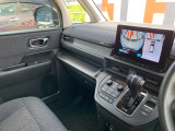 助手席周辺はこのようになっております。運転手だけでなく助手席に一緒に乗られる方も広々と快適にお乗り頂けるような設計です!各種装備を次の写真からご案内いたしますのでご覧ください。