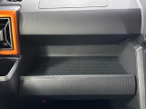 助手席側のインパネトレイは大きくてボックスティッシュも置けます!