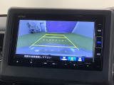 リバースギアに入れるだけで後方の表示へ切り替わります。夜間や雨の日の駐車も楽になりますよ。