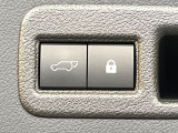 【パワーバックドア】スマートキーや運転席のボタンを押すだけでリアゲートが自動で開閉します!荷物を持っている時や、高い位置にあるバックドアを閉める際に便利な機能です♪