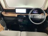 ダッシュボードを平らにしボディ形状を工夫したことで、運転席から前方が見えやすい設計になっております!車幅がつかみやすいため、狭い道でのすれ違いも安心して運転いただけます!