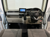 【前方視界】開放的な前方視界!運転がしやすく疲れにくいです♪窓が大きく、見通しがとっても良いおクルマですよ♪