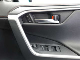 運転席シートポジションメモリーでスイッチを押すだけでシートが設定したポジションに動くので便利です!
