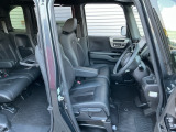 フロントシートです!!ベンチシートなので座席の移動もスムーズに出来ます!!足元も広く運転も楽ですよ!!