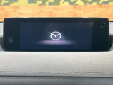 【8.8インチマツダコネクト】車内の雰囲気にマッチした大型のディスプレイ。スマホ接続でのナビ使用やBluetooth再生等、様々な機能が楽しめます。直感的なダイヤル操作が可能で、使い勝手も良好です。