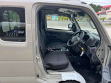 運転席はくつろぎのプライベート空間! 車内をクリーニングしてお待ちしております!