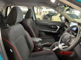 運転席の画像です。足元やシートまわりに余裕があり、リラックスした姿勢で運転が可能です。視界も良好で操作系へのアクセスもしやすく、快適で安心感のあるドライブをサポートします。