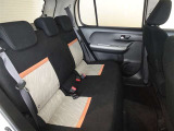 広いとは言えませんが3名乗車できるセカンドシートです。