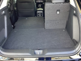 後席は分割可倒式で、用途に合わせてアレンジ可能。荷物の量や乗車人数に応じて柔軟に使える便利なシートです。