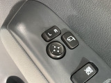 狭い駐車場で便利な電動格納ドアミラーが付いています。