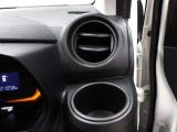 運転席のカップホルダーはエアコンの吹き出し口にありますので冷やしたり温めたりすることが出来ます☆