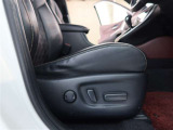 パワーシート搭載。微妙な調整が手軽にでき、ピッタリなポジションで運転することが可能です。