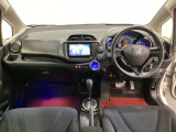 車内は光触媒抗菌消臭施工済です。インパネ周りはスタイリッシュなデザインです。グローブボックスやカップホルダーのほかにトレーなどたくさんの収納スペースが付いています。