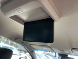 後席専用モニターです。後席でDVDやテレビをワイドな画面でお楽しみ頂けます!(ルーフ取り付けタイプ:11インチワイドVGA液晶モニター)。