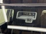 サポカーSとは、衝突被害軽減ブレーキに加えて、高齢者に多いと言われている踏み間違い事故防止をサポートする機能です。詳しくは販売店スタッフまでおたずねください。