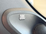 【JBLサウンドシステム】メーカーオプションの高品位サウンドシステムを搭載。専用のチューニングが施された大小様々なスピーカーから良質なサウンドが奏でられ、臨場感あふれる音響空間を演出します。