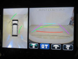 パノラミックビューモニター付きです。車両を上から見たような映像をディスプレイオーディオ画面に表示。運転席からの目視だけでは見にくい、車両周辺の状況をリアルタイムでしっかり確認できます。