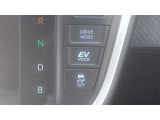 トヨタハイブリッドカー特有の、EV走行モードスイッチ、夜間などエンジン音を立てずにモーターのみでの走行ができます。