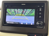 【バックカメラ】駐車時に後方がリアルタイム映像で確認できます。大型商業施設や立体駐車場での駐車時や、夜間のバック時に大活躍!運転スキルに関わらず、今や必須となった装備のひとつです!